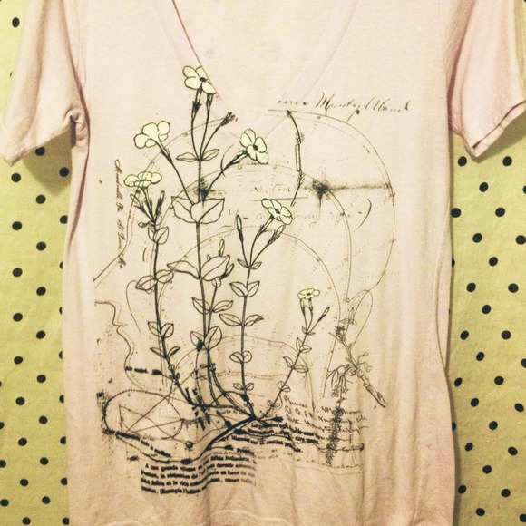Light pink graphic vneck