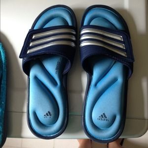 ⛔️sold⛔️Adidas flips!