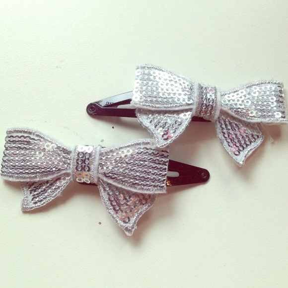 2 pack sequin clip on bows