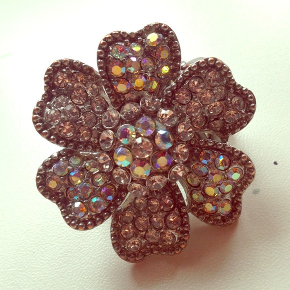 GLITZY BIG FLOWER RING!