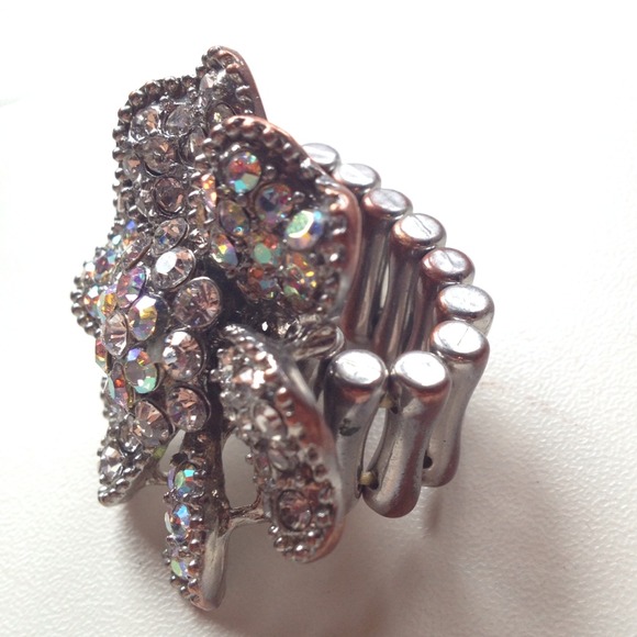 GLITZY BIG FLOWER RING! - Picture 2 of 2