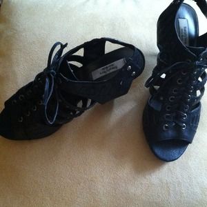 Worn twice, very adorable heel! Simply Vera shoe!