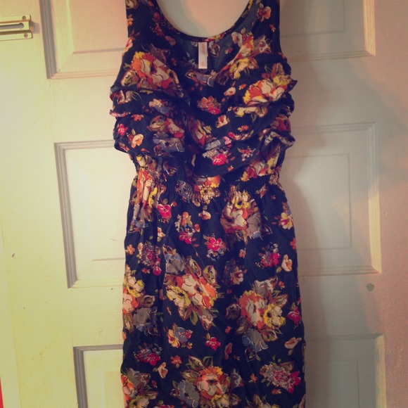 Super cute vintage colored floral dress 💕