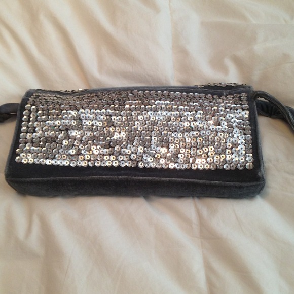Sequin and gray wrist clutch festival - Picture 2 of 2