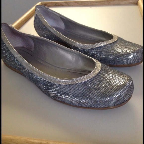 Sold@Jlwitty Price cut! Sequin Nine West Flats - Picture 3 of 4