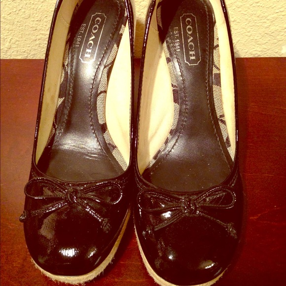 💥Coach crinkle patent wedges