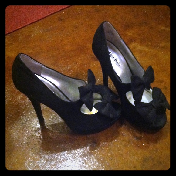 Black peep toes!
