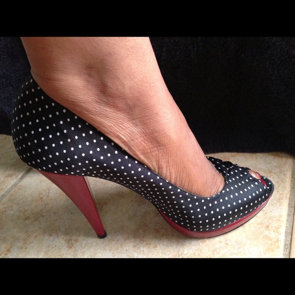 STEVE MADDEN SEXY PEEP TOW PUMPS!