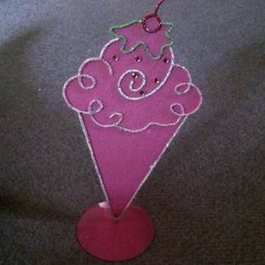 Ice cream shaped earring holder