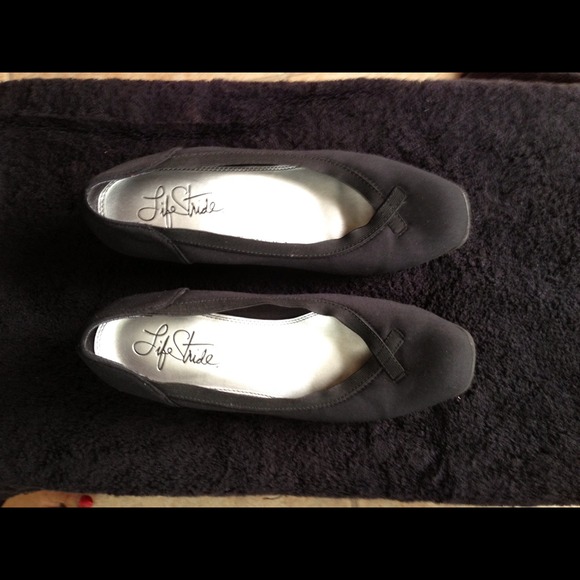 Black low heel pumps!