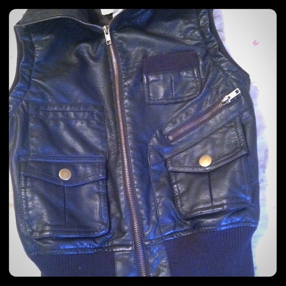 Freedom 2be Black leather Vest, golden zipper