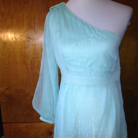 Beautiful Off The Shoulder Shirt - Picture 3 of 4