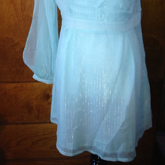 Beautiful Off The Shoulder Shirt - Picture 4 of 4