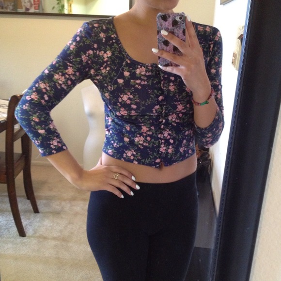 ❌SOLD---Urban Outfitters Crop Top - Picture 2 of 3