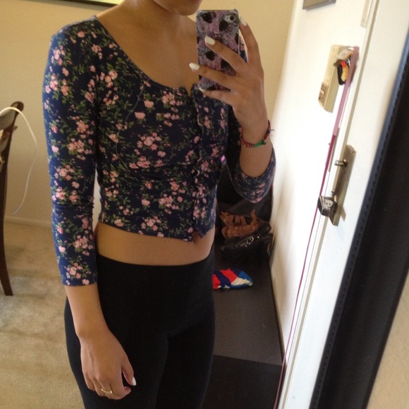 ❌SOLD---Urban Outfitters Crop Top - Picture 3 of 3