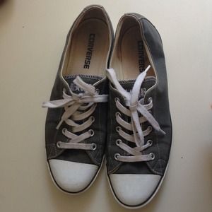 Woman's grey flat soled converse👟