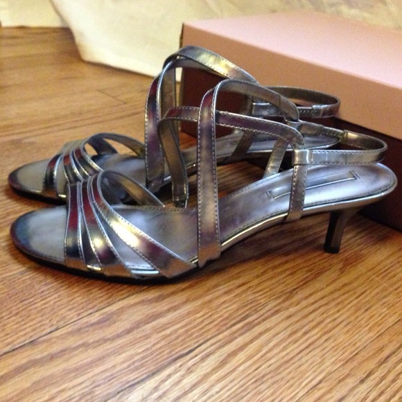 Donating soon! ✨ NWT Silver Bandolino heels - Picture 4 of 9