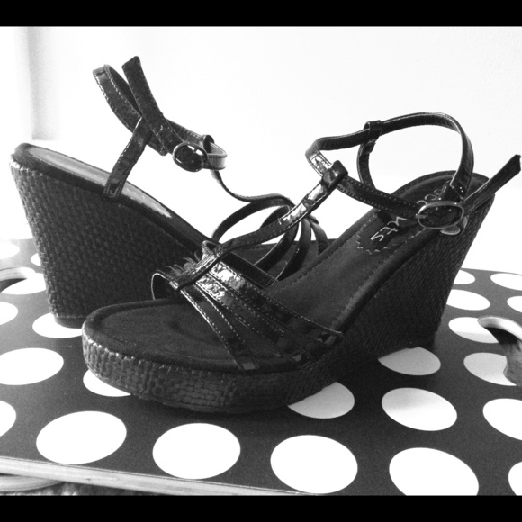 ‼️PRICE REDUCED‼️Black patent T-strap wedge