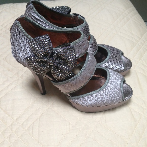Gray heels w sparkly bow 🎀
