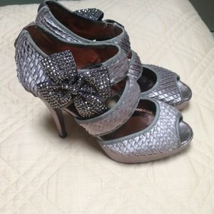 Gray heels w sparkly bow 🎀