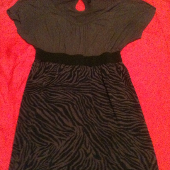 Zebra dress key hole back