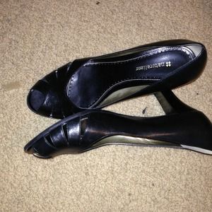 Natuaralizer black leather pumps!