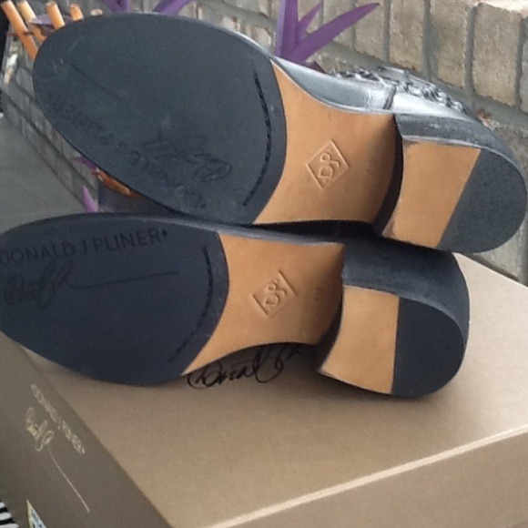 AUTHENTIC DONALD PLINER (DONATED TO GOODWILL)❤️ - Picture 3 of 4