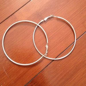 Silver hopp earrings