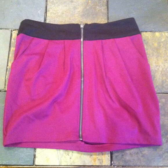 Magenta semi-pleated zippered skirt!