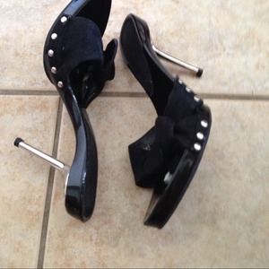 Sexy metallic heel slide on heels!