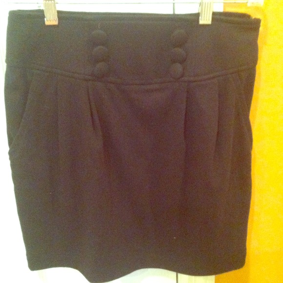 Black buttoned pleated skirt! Vintage feel.