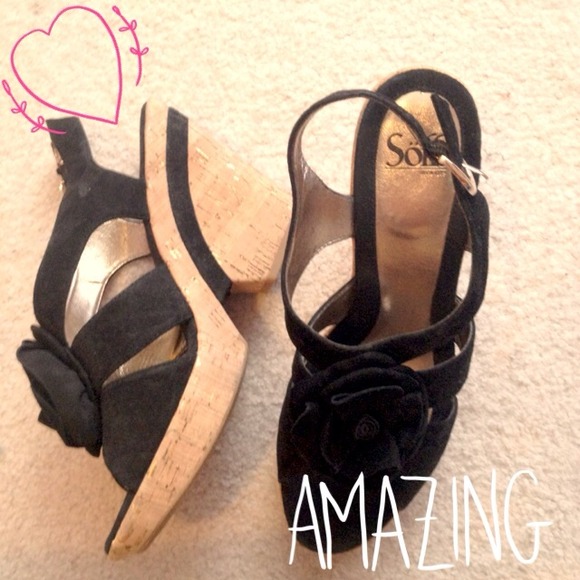 Sofft black wedges with flower