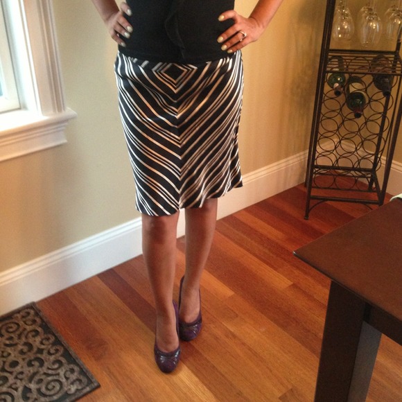 Black and cream Banana Republic skirt