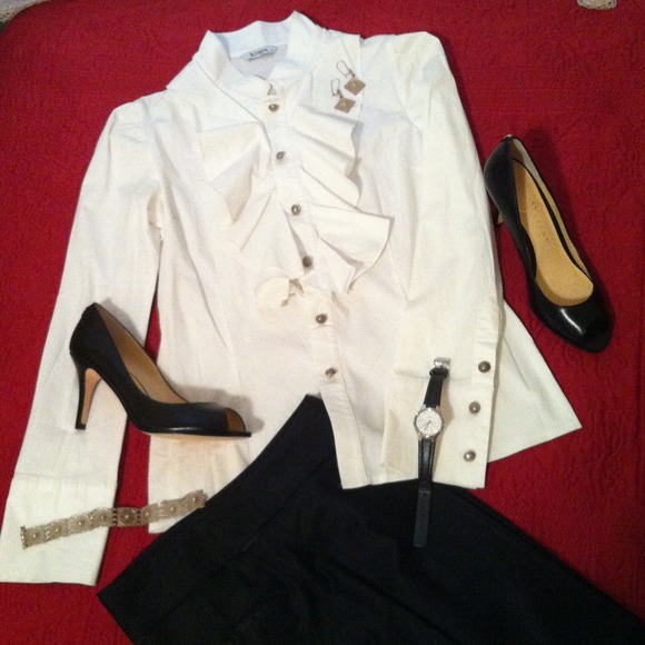 🎉🎉🎈HOST PICK 7/31 White Ruffle Front Shirt-NWOT