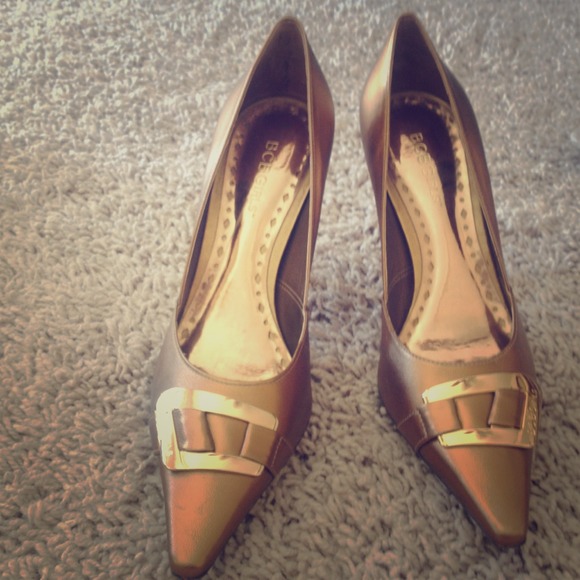 Gold metallic pointed toe pumps