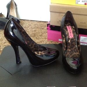 Betsy Johnson patent black pumps