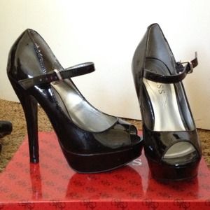 GUESS peekaboo black patent pumps