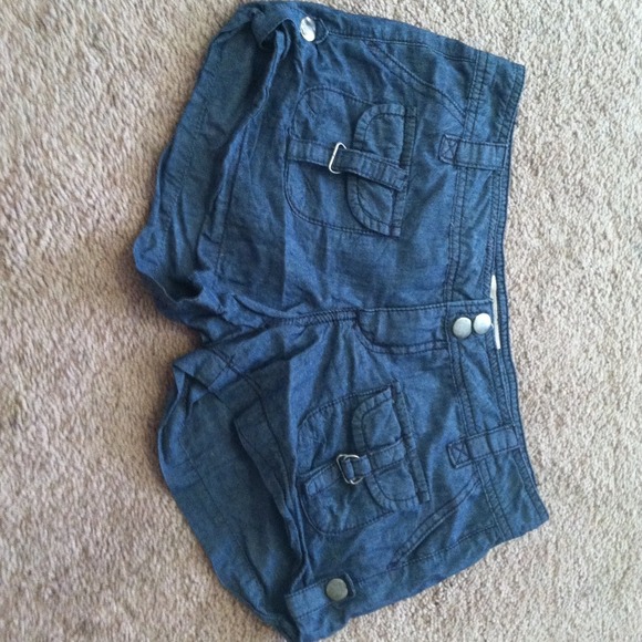 Dark jean short shorts.