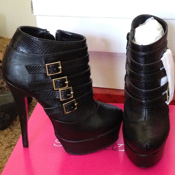 Black Shoedazzle boots