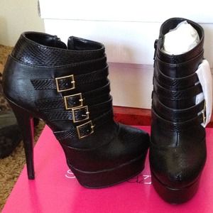 Black Shoedazzle boots