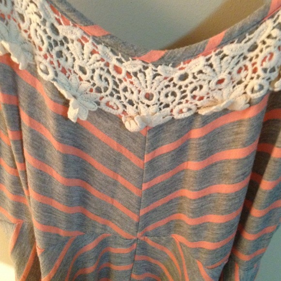 ❗️Price Reduced❗️Grey and pink dress lace detail - Picture 2 of 3