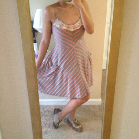 ❗️Price Reduced❗️Grey and pink dress lace detail - Picture 3 of 3