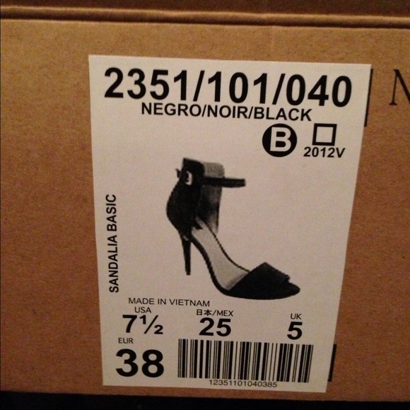 SOLD!!!!!!!!Black Zara Heel 7.5 blogger fav
