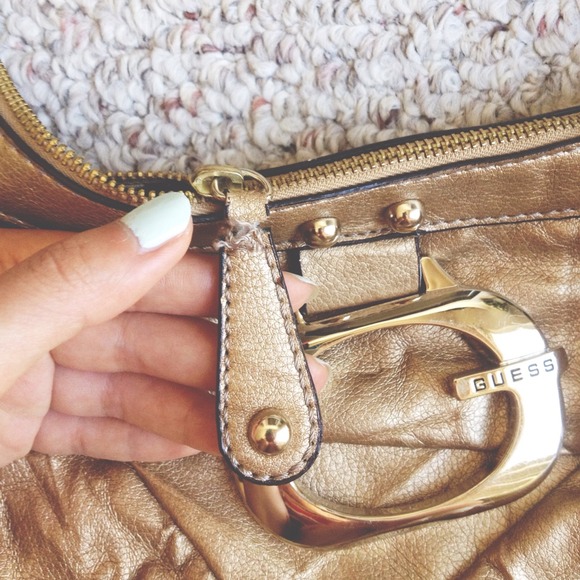 Guess purse - Picture 3 of 3