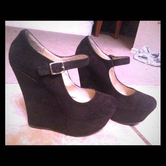 Black wedges