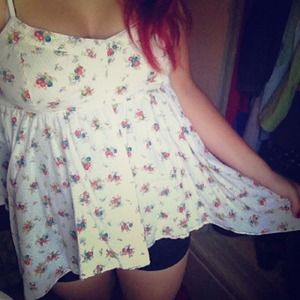 Floral Tank top with tiny black pokadots!☺