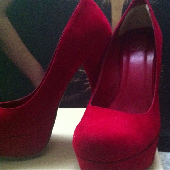 HOTT🔥 RED PUMPS !!👠 - Picture 2 of 3