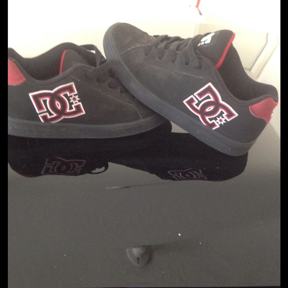 Kids DC shoes size 4