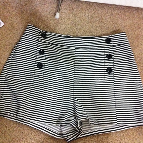 🚫SOLD🚫Striped high waisted shorts