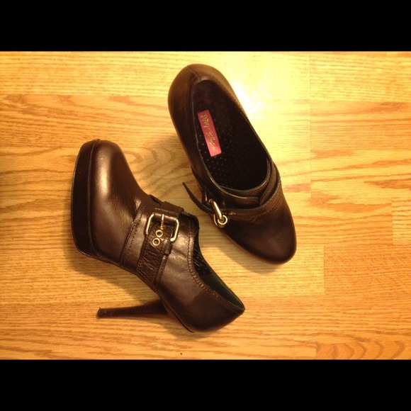 Ankle boot with buckle - Picture 2 of 3